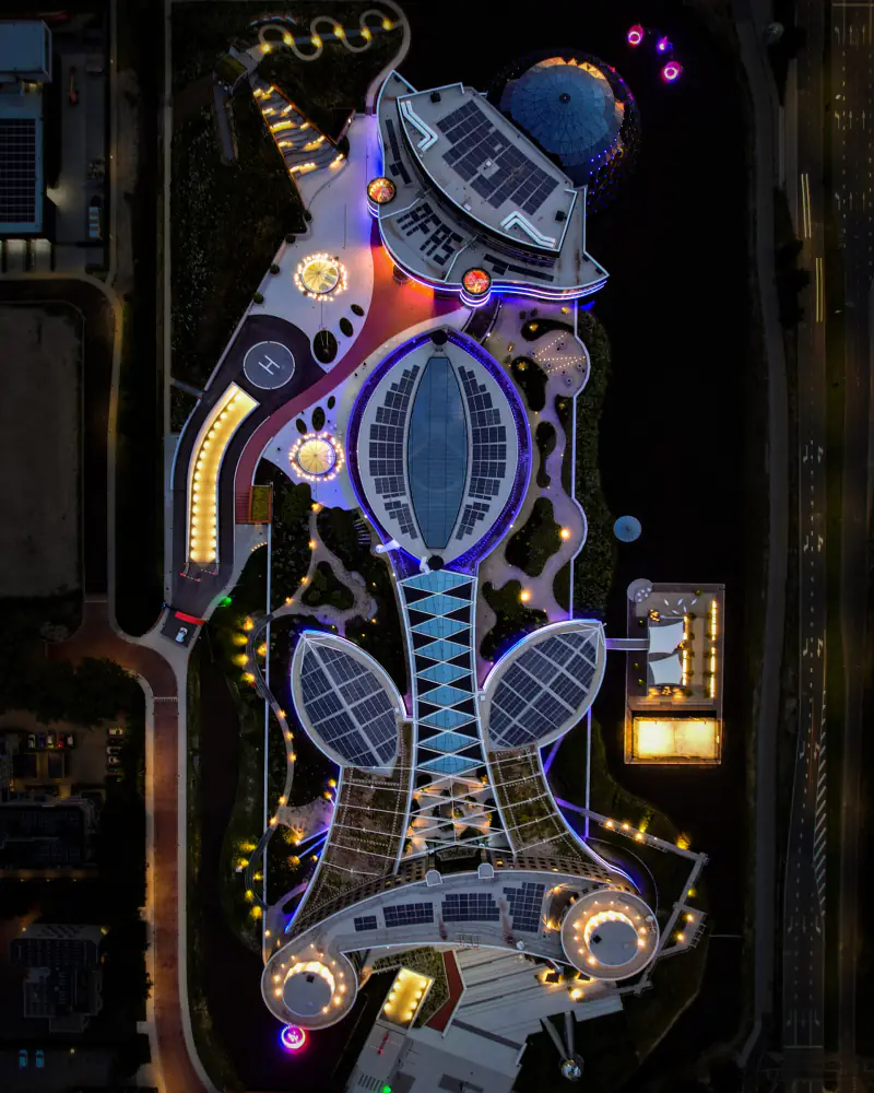 Het futuristische gebouw van AFAS Software in Leusden bij avond, recht van boven