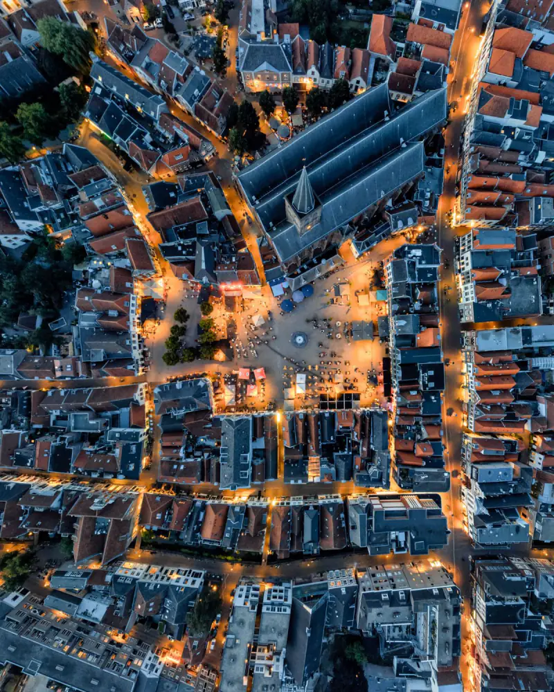 De Sint-Joriskerk en de Hof in Amersfoort bij avond, recht van boven
