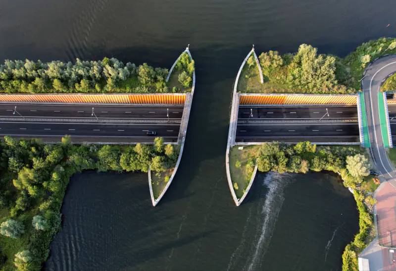 Aquaduct Veluwemeer: de N302 duikt onder het water door, schepen varen eroverheen, vanuit de drone