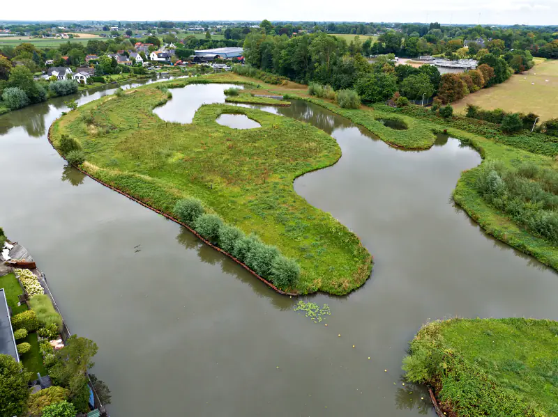 Een groen eiland in de Linge bij Geldermalsen, vanuit de drone