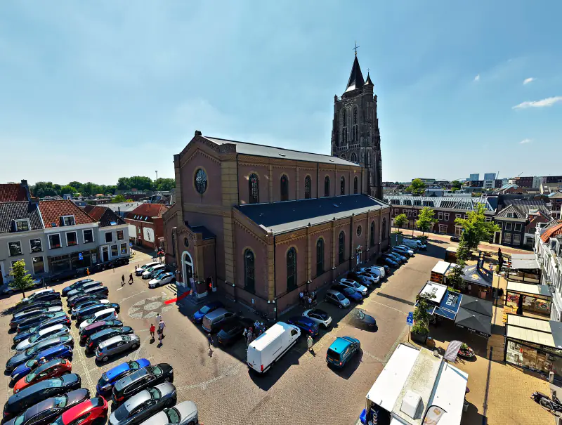 De binnenstad van Gorinchem met de kerk aan het plein, vanuit de drone