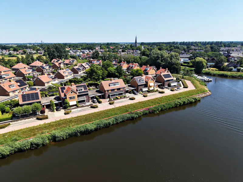 Huizen aan het water bij Terheijden, vanuit de drone