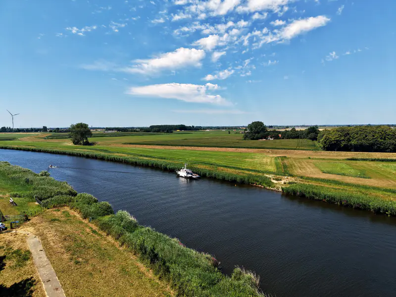 De Mark bij Terheijden met een bootje en weilanden, vanuit de drone
