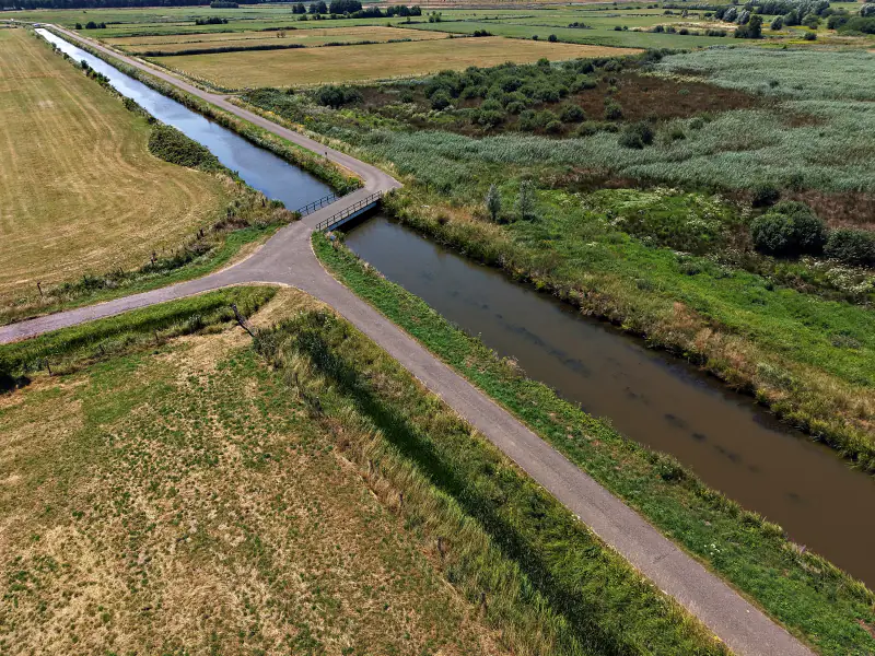 Een fietspad langs de vaart en natuur bij Terheijden, vanuit de drone