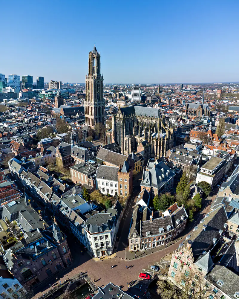 De Domtoren en de binnenstad van Utrecht vanuit de drone