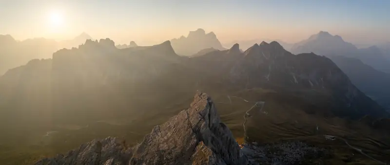 Panorama en HDR van bergtoppen in de Dolomieten bij ondergaande zon, DJI Air 2S