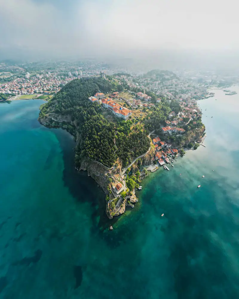 Bebost schiereiland met een kasteel in een turquoise meer, vanuit de drone