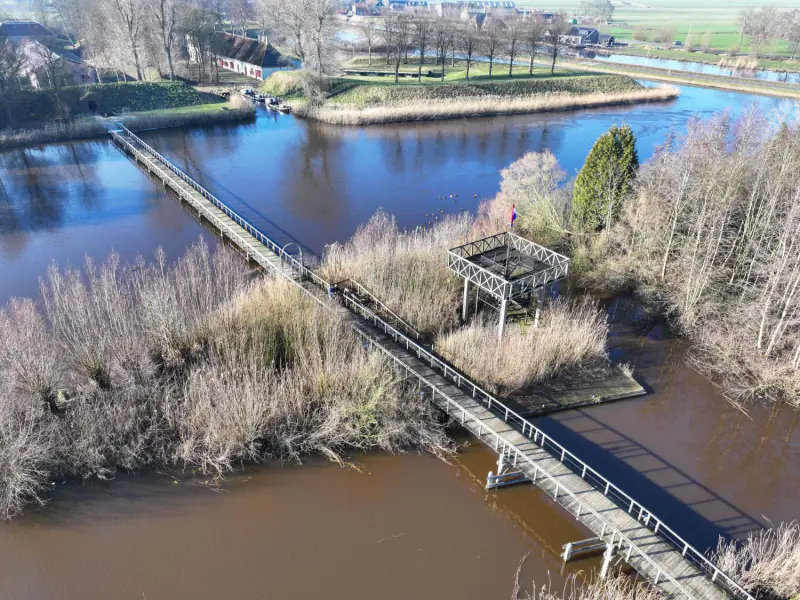 Fort Wierickerschans met de gracht en het vlonderpad naar de uitkijkpost, vanuit de drone