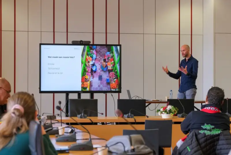 Maarten geeft een groepsworkshop dronevliegen voor de Gemeente Amsterdam