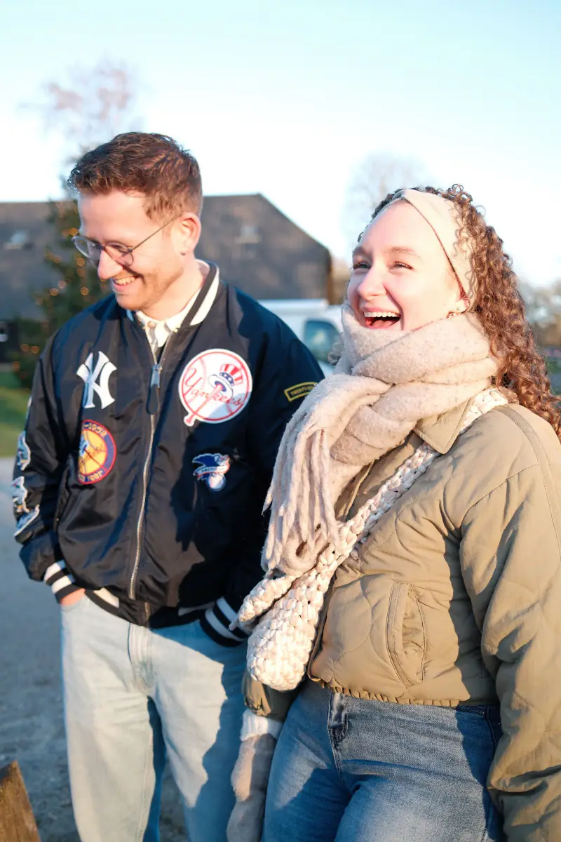 Twee deelnemers lachen samen na het vliegen