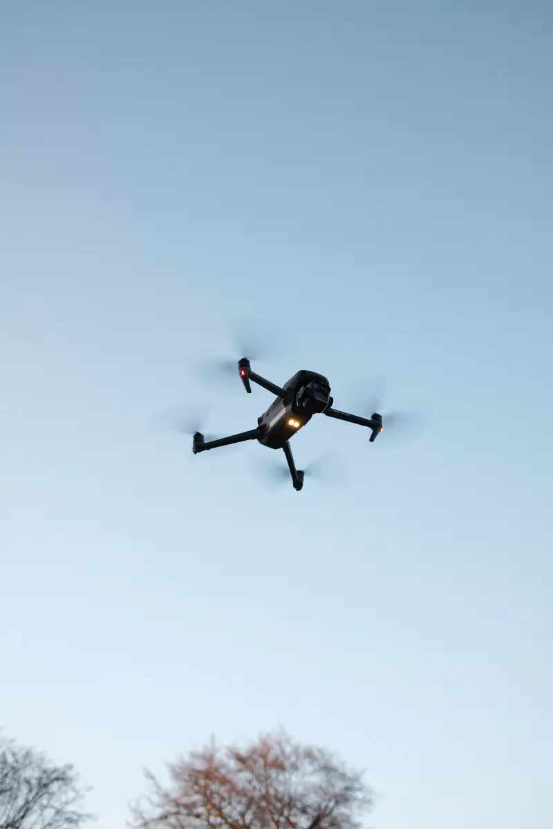 De drone vliegt hoog in de blauwe lucht boven Hoog Soeren