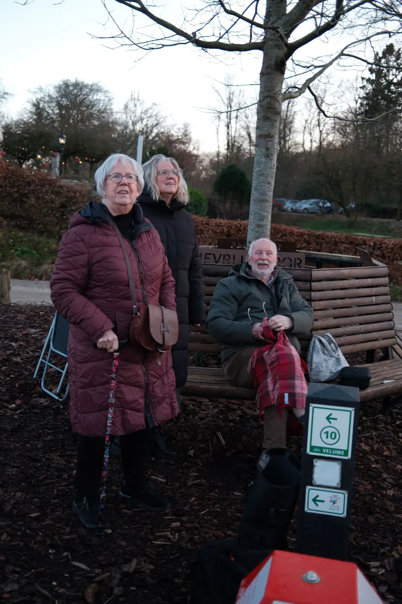 De familie bij het bankje aan het eind van de workshop