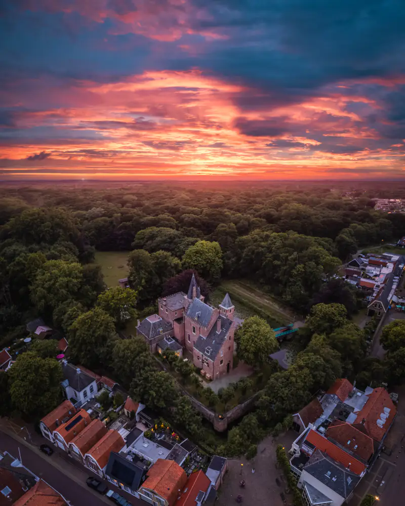 Slot Haamstede tussen de bomen bij zonsondergang, vanuit de lucht