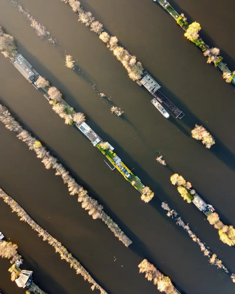 Scheendijk aan de Loosdrechtse Plassen: huizen op legakkers, vanuit de lucht