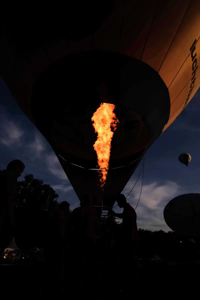Brander van een luchtballon in het donker