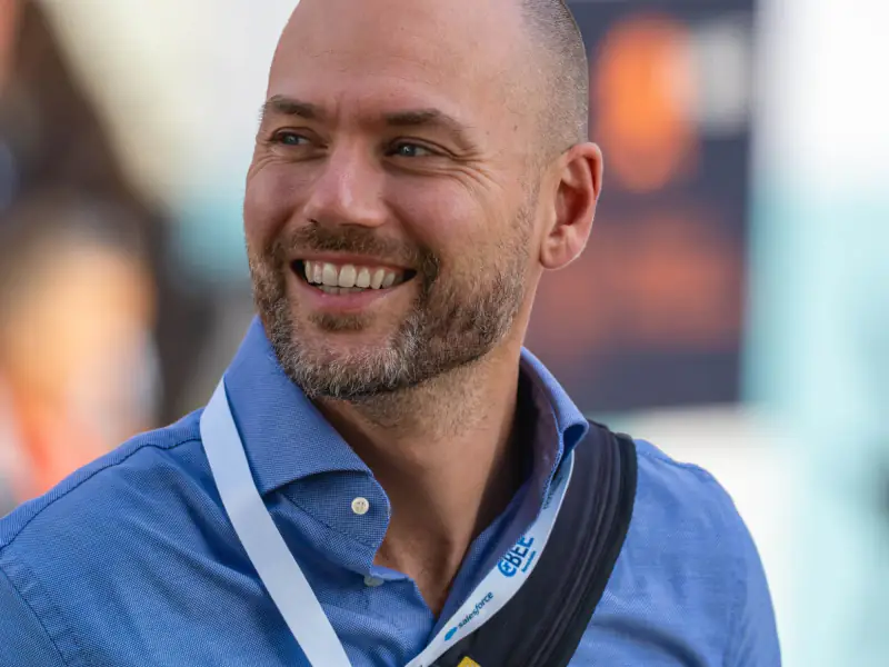 Maarten van Apeldoorn lacht, in een blauw overhemd: de docent van de workshop dronevliegen (foto: Arne Wessels)