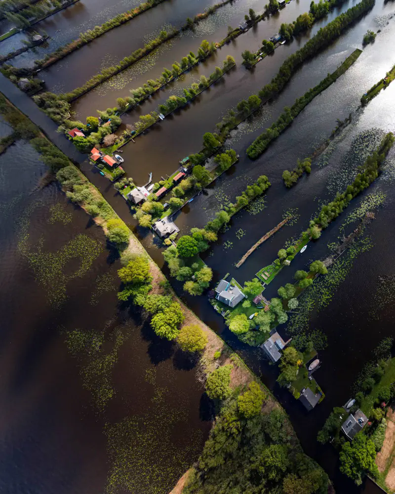 Legakkers en plassen met huisjes en waterlelies, recht van boven