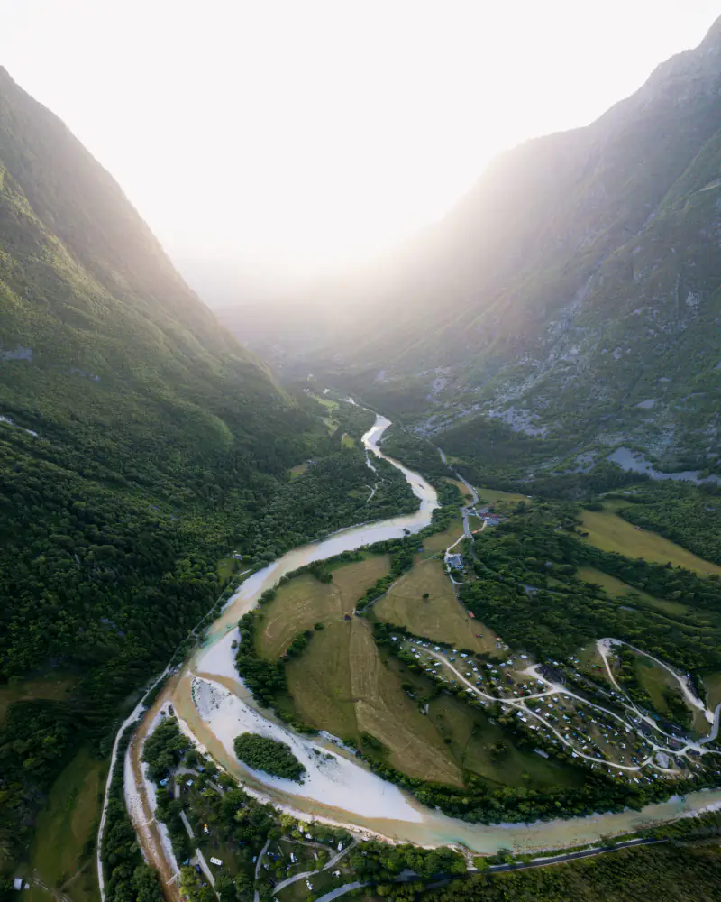 Meanderende rivier bij Bovec in de Sloveense Alpen