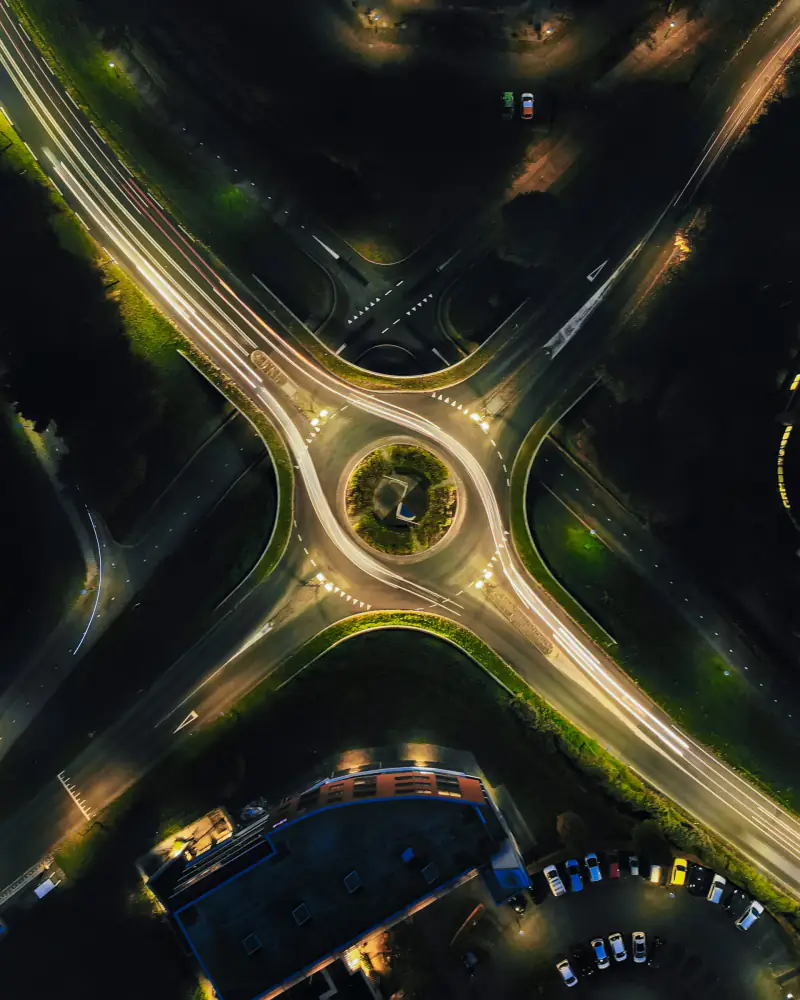 Rotonde bij nacht met lichtsporen, lange sluitertijd met de Mavic Air
