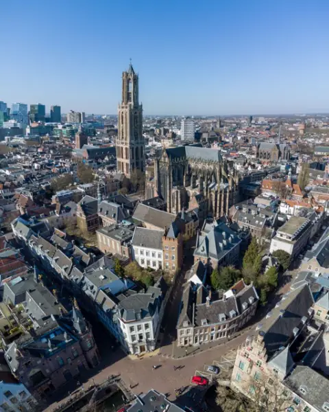 De Domtoren en het centrum van Utrecht vanuit de lucht