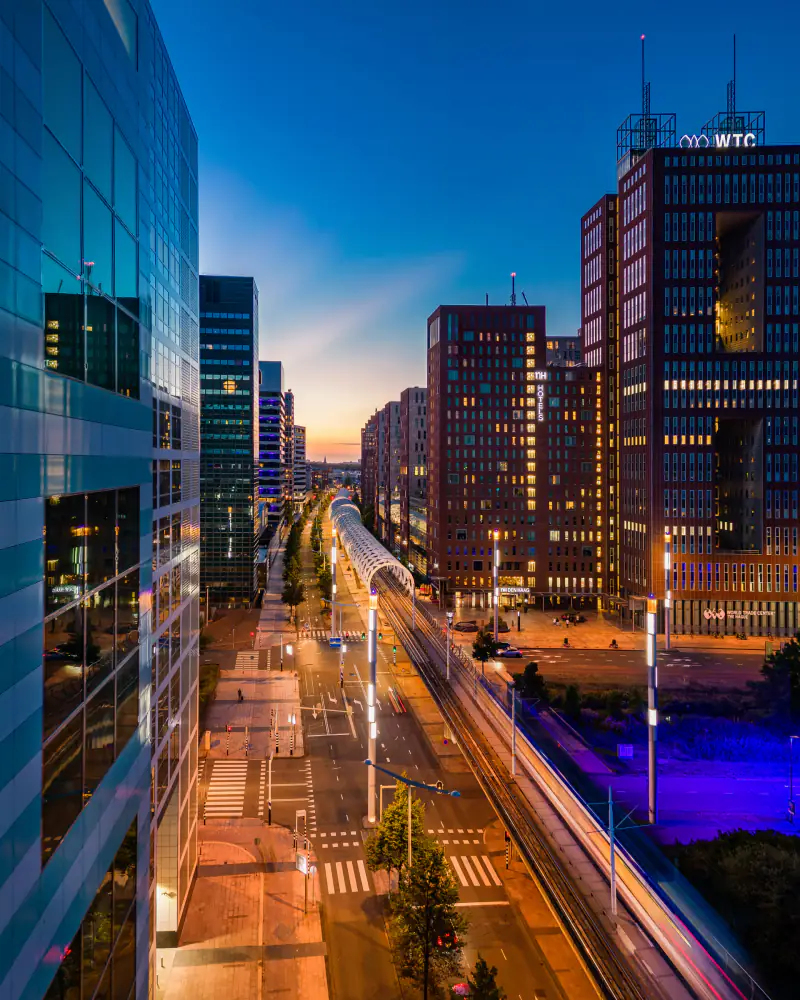 Verhoogd spoor door de stad, vlak na zonsondergang