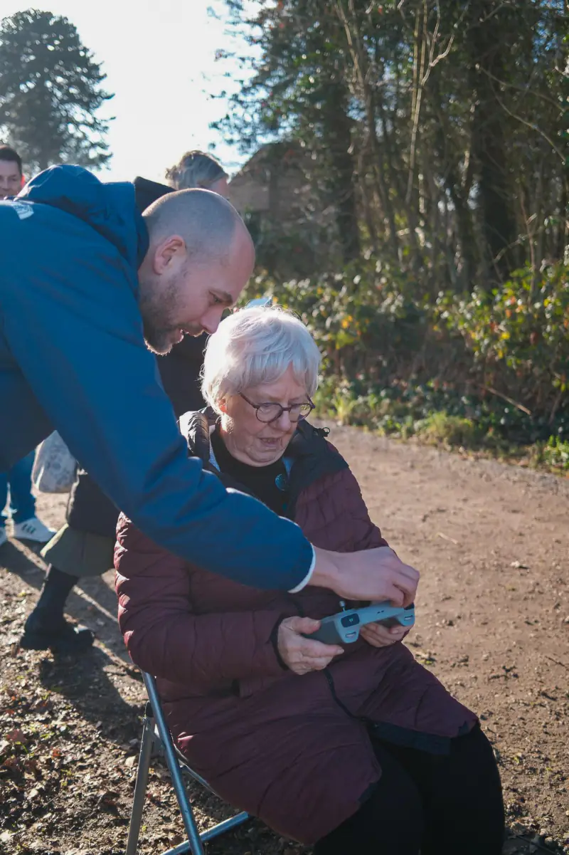 Maarten helpt een deelnemer met de besturing van de drone (foto: Jytte Bekkers, Hoog Soeren)