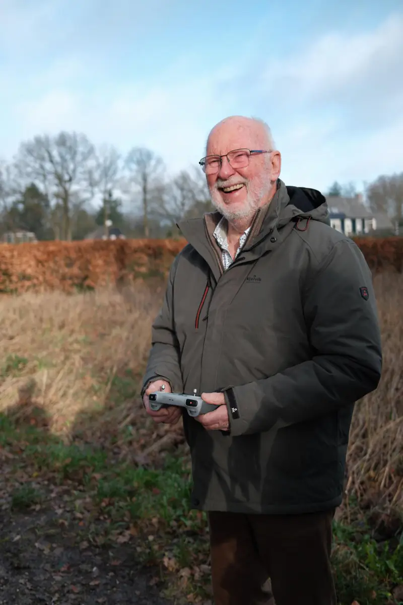 Deelnemer van 80 met de controller in handen tijdens de workshop dronevliegen (foto: Jytte Bekkers, Hoog Soeren)