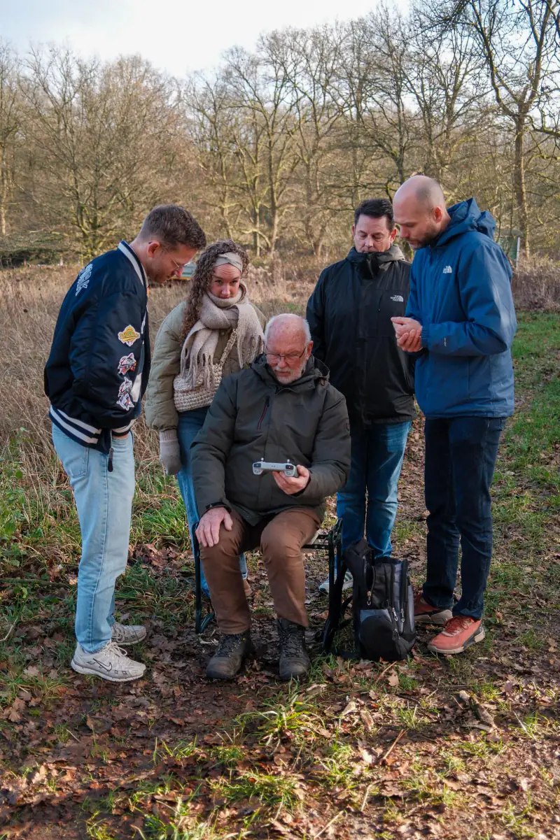 Groep van 4 rond de controller tijdens een workshop dronevliegen (foto: Jytte Bekkers, Hoog Soeren)