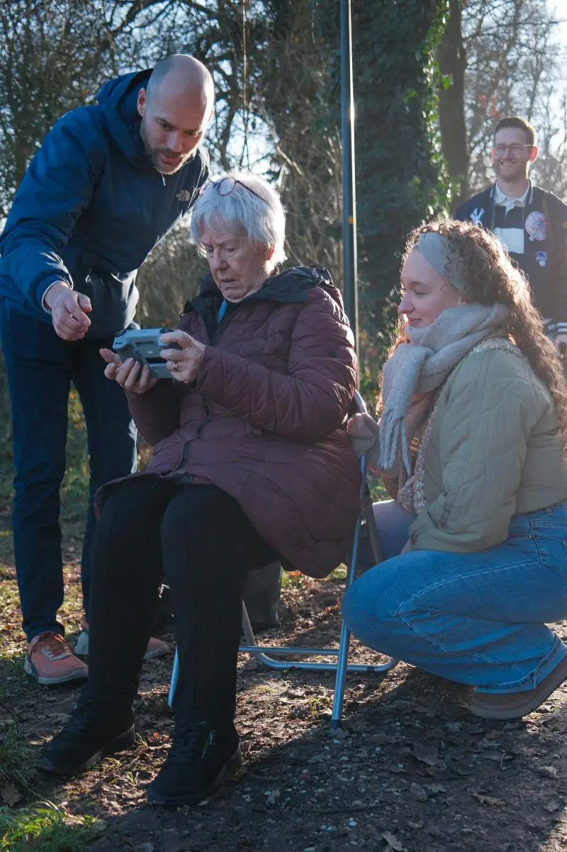 Deelnemers kijken samen naar het live beeld van de drone (foto: Jytte Bekkers, Hoog Soeren)