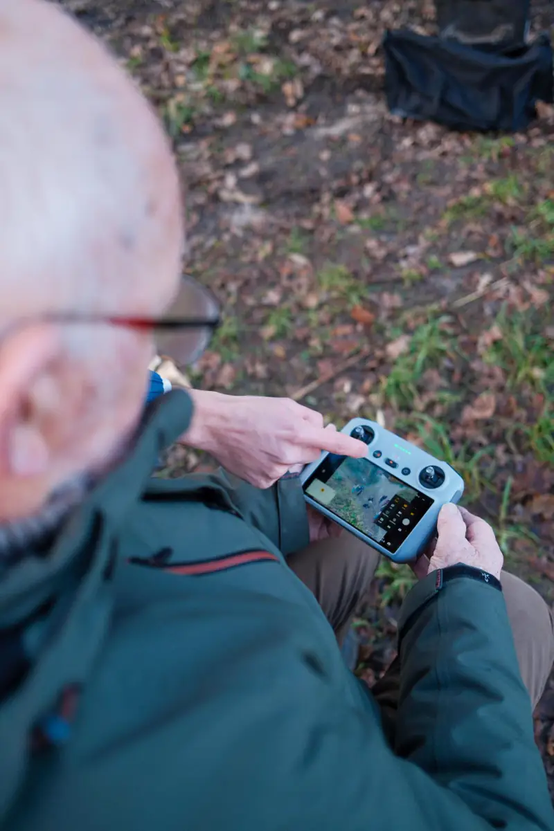 Deelnemer bedient het scherm van de DJI-controller (foto: Jytte Bekkers, Hoog Soeren)