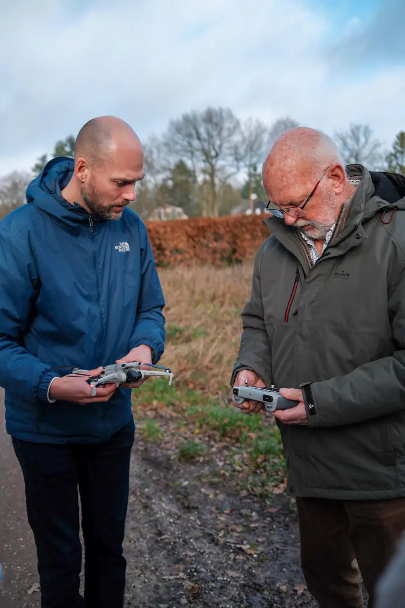 Maarten legt een deelnemer de controller van de drone uit (foto: Jytte Bekkers, Hoog Soeren)